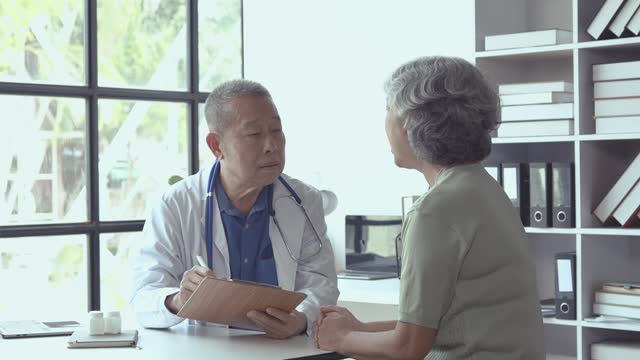 A senior female doctor is giving advice and treatment to elderly patients, providing advice on health care for elderly people and providing close care, treating diseases in elderly people.