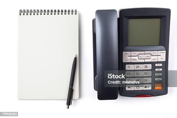 Czarnym Długopisem W Notatniku I Telefon Cyfrowy - zdjęcia stockowe i więcej obrazów Artykuł biurowy - Artykuł biurowy, Białe tło, Biały