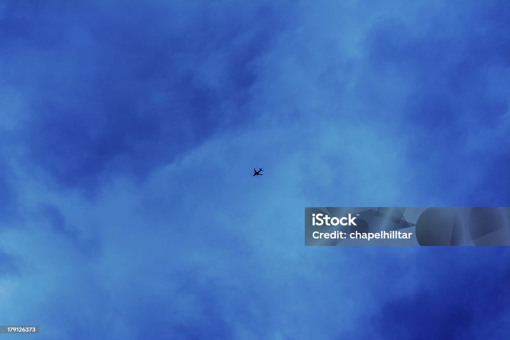 Flugzeug fliegen in den dunklen Wolken - Lizenzfrei Abgeschiedenheit Stock-Foto