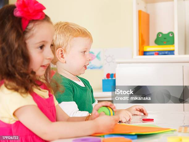 Preschool Niños En El Aula Foto de stock y más banco de imágenes de Alegre - Alegre, Aprender, Arte y artesanía