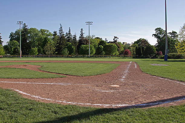 campo de béisbol al atardecer - baseball diamond baseball baseline grass fotografías e imágenes de stock