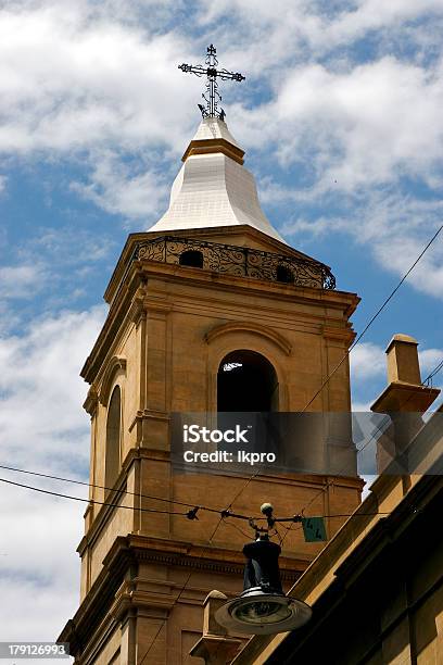 Photo libre de droit de La Façade De Brique Jaune Lampe De Rue Tour banque d'images et plus d'images libres de droit de Acier - Acier, Amérique du Sud, Argentine