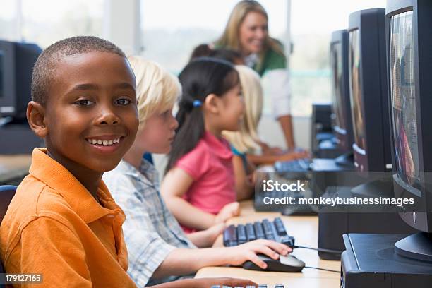 Przedszkola Dzieci Uczą Się Jak Korzystać Z Komputerów - zdjęcia stockowe i więcej obrazów Dziecko