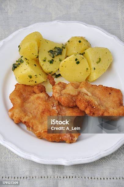 Werkstaette Schnitzel Com Salada De Batata - Fotografias de stock e mais imagens de Carne - Carne, Carne de Porco, Cebola