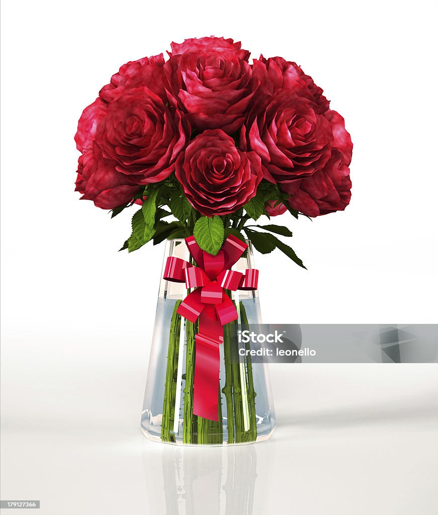 Copa jarrón completo de big red roses, en superficie blanca. - Foto de stock de Amor - Sentimiento libre de derechos