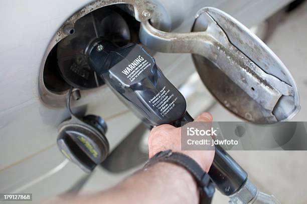 Bomba De Combustible Foto de stock y más banco de imágenes de Agarrar - Agarrar, Bomba de combustible, Coche