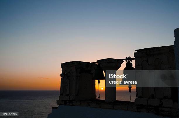 Bells Di Santorini Al Tramonto - Fotografie stock e altre immagini di Acqua - Acqua, Ambientazione tranquilla, Bellezza naturale