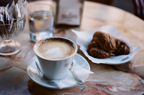 capuchino y cornetto en italia - italian culture pastry food rome fotografías e imágenes de stock