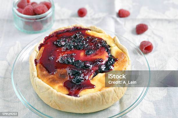 Foto de Cheesecake Com Frutas Silvestres e mais fotos de stock de Assado no Forno - Assado no Forno, Biscoito Cracker, Bolo