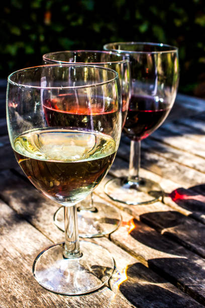 나무 테이블에 세 가지 다른 와인이 담긴 세 잔. - chenin blanc 뉴스 사진 이미지