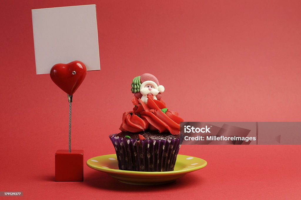Красный Санта Рождественские праздничные cupcake with blank message - Стоковые фото Вечеринка роялти-фри