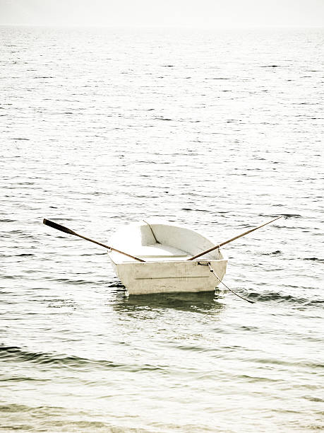 barco en el agua - sea water single object sailboat fotografías e imágenes de stock