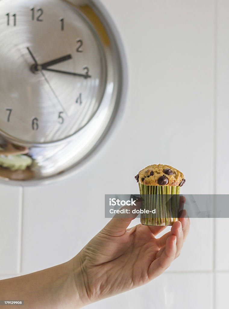 Hermosa Chica mano tomando magdalena de chocolate en el almuerzo - Foto de stock de Adulto libre de derechos