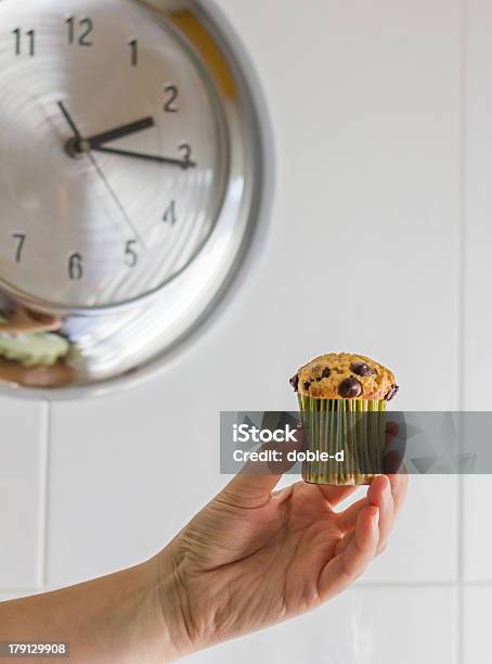 Hermosa Chica Mano Tomando Magdalena De Chocolate En El Almuerzo Foto de stock y más banco de imágenes de Adulto