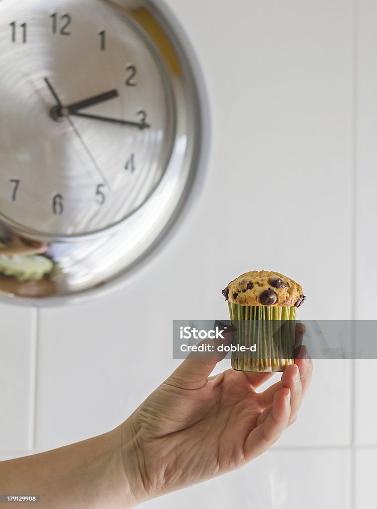 Bella ragazza mano prendendo muffin al cioccolato a pranzo - Foto stock royalty-free di Adulto