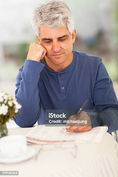 Mittleren Alter Mann Los Durch Bedeutende Auf Zeitung Stockfoto und mehr Bilder von Erwachsener über 40