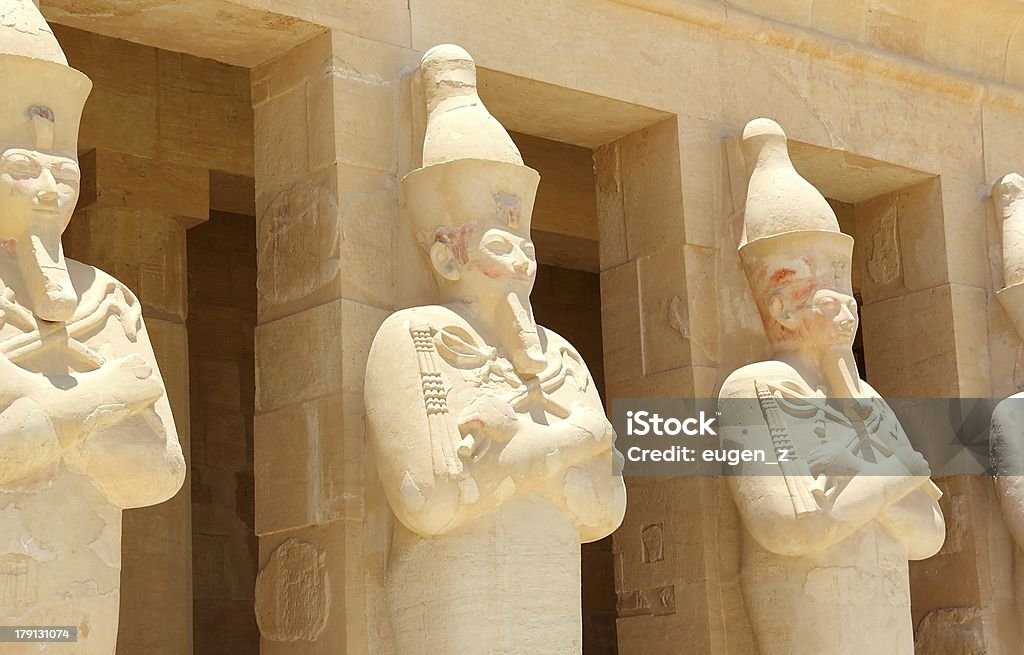 Fileira de estátuas: Rainha Hatshepsut. - Foto de stock de Faraó royalty-free