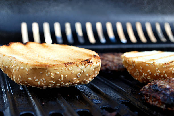 hamburger pan tostado en barbacoa - alimento tostado fotografías e imágenes de stock