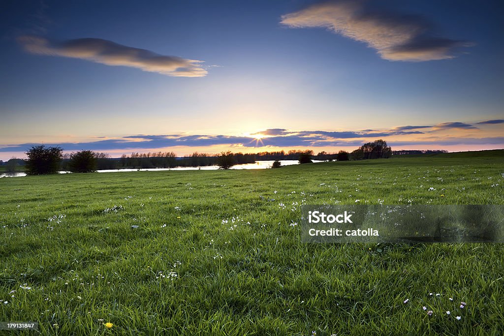 Pôr do sol sobre o rio Ijssel - Foto de stock de Azul royalty-free