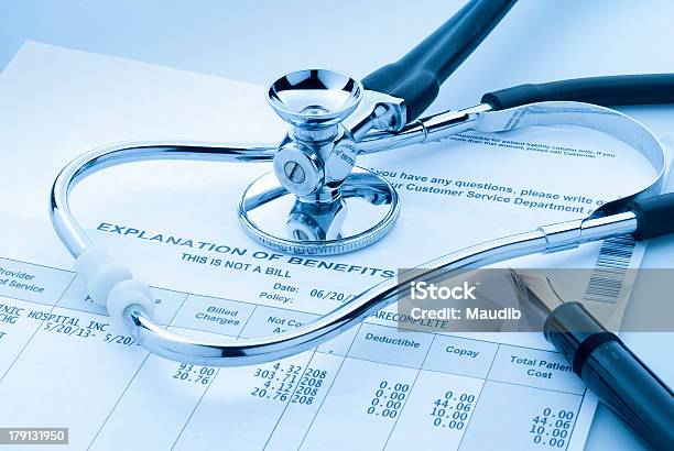 Medizinische Kosten Stockfoto und mehr Bilder von Gesundheitswesen und Medizin - Gesundheitswesen und Medizin, Antragsformular, Arzt
