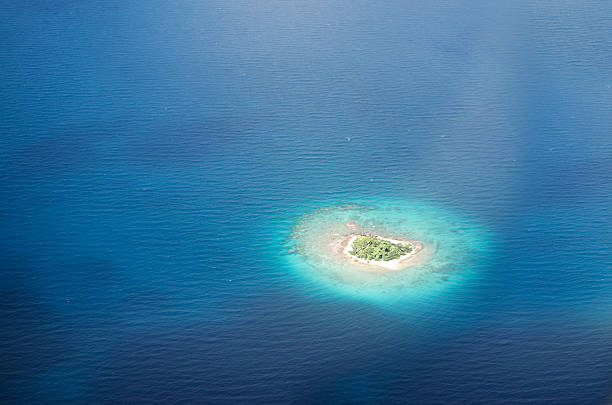 Uninhabited isla en el Océano Pacífico - foto de stock