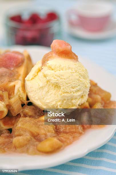 Waffles Con Helado De Vainilla Y Ruibarbo Compota Foto de stock y más banco de imágenes de Alcorza - Alcorza, Alimento, Arándano