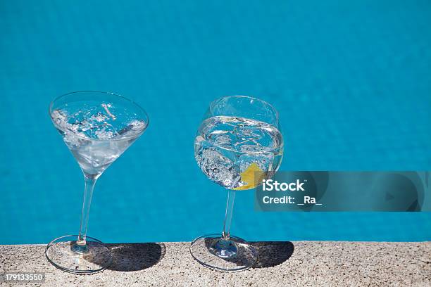 Foto de Gin Tonic Coquetel Com Piscina De Fundo e mais fotos de stock de Azeitona - Azeitona, Bebida alcoólica, Canela - Rio Grande do Sul