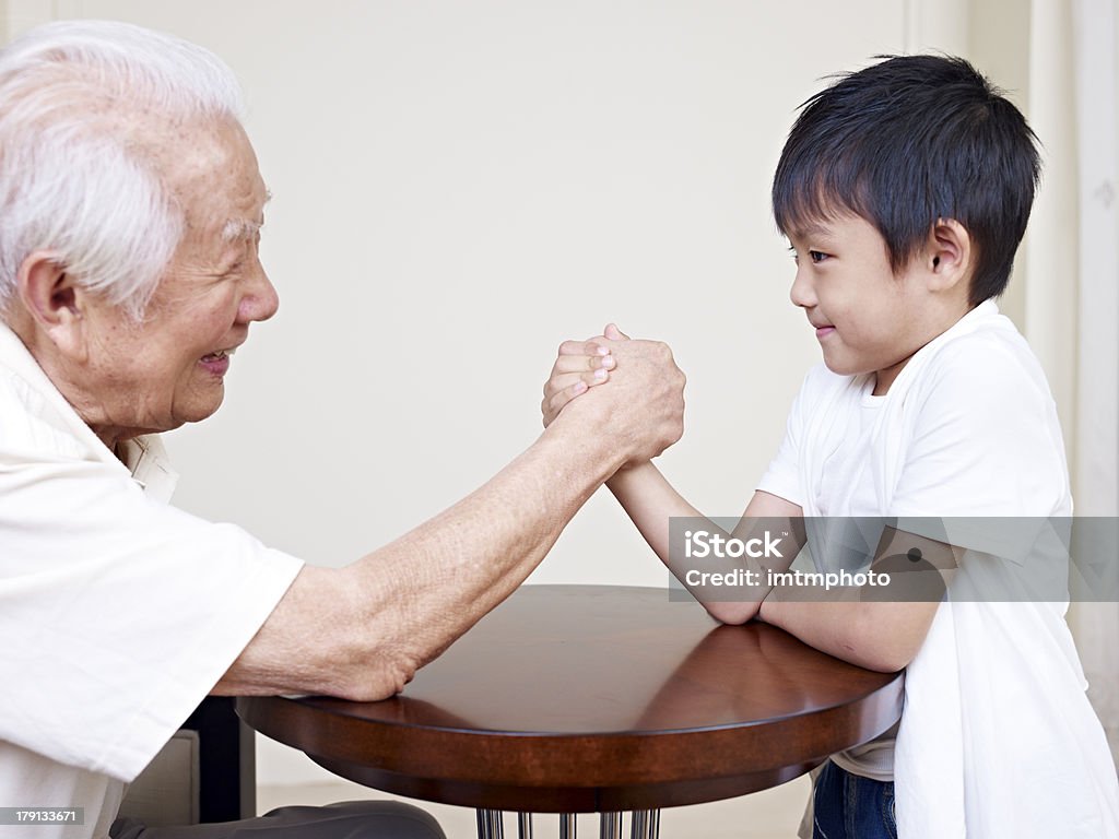 grandpa et petit-fils - Photo de Bras de fer libre de droits