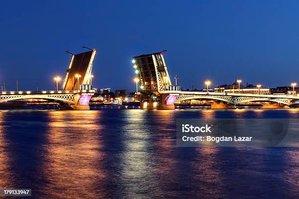 Ponte Em São Petersburgo Rússia - Fotografias de stock e mais imagens de Fechar - Fechar, Ponte, Abrir