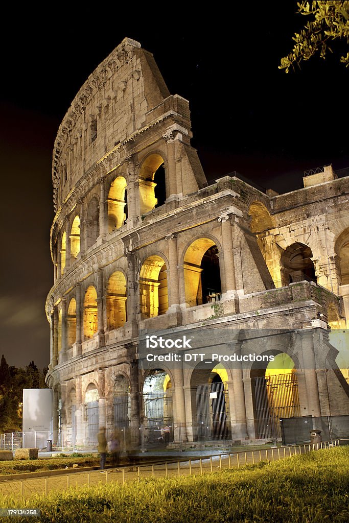 Coliseum por la noche, Roma, Italia - Foto de stock de Aire libre libre de derechos