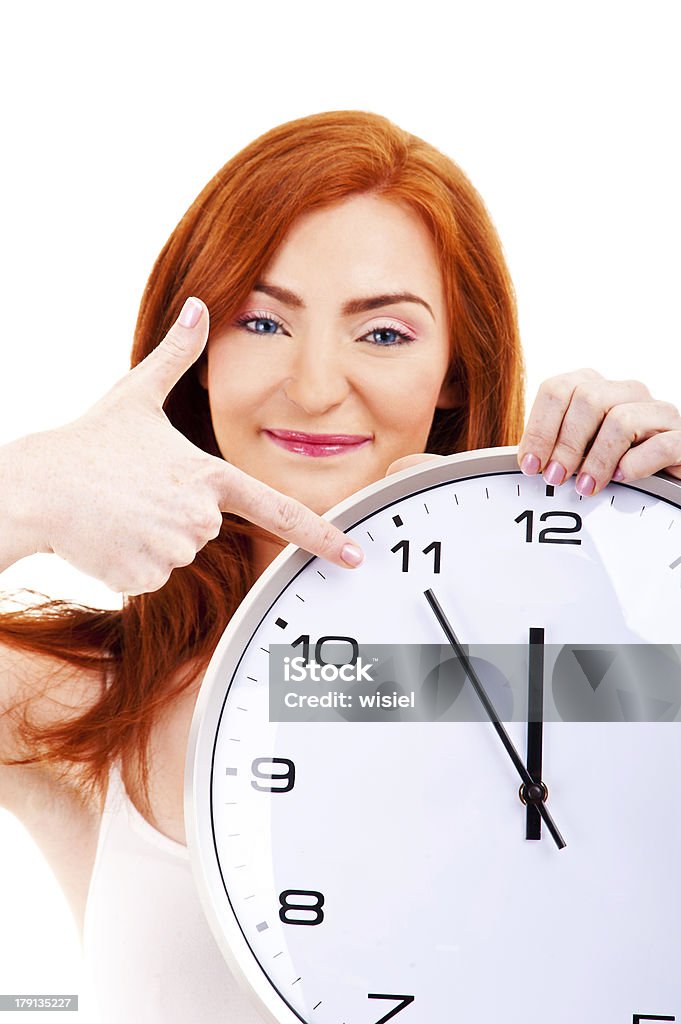Joven hermosa mujer con reloj despertador Aislado en blanco señala - Foto de stock de Adulto libre de derechos