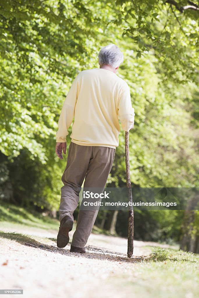 Homem caminhando ao ar livre - Foto de stock de 60 Anos royalty-free