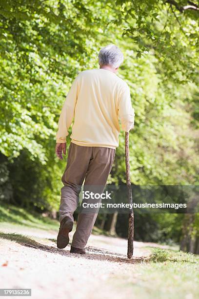 Foto de Homem Caminhando Ao Ar Livre e mais fotos de stock de 60 Anos - 60 Anos, Adulto, Andar