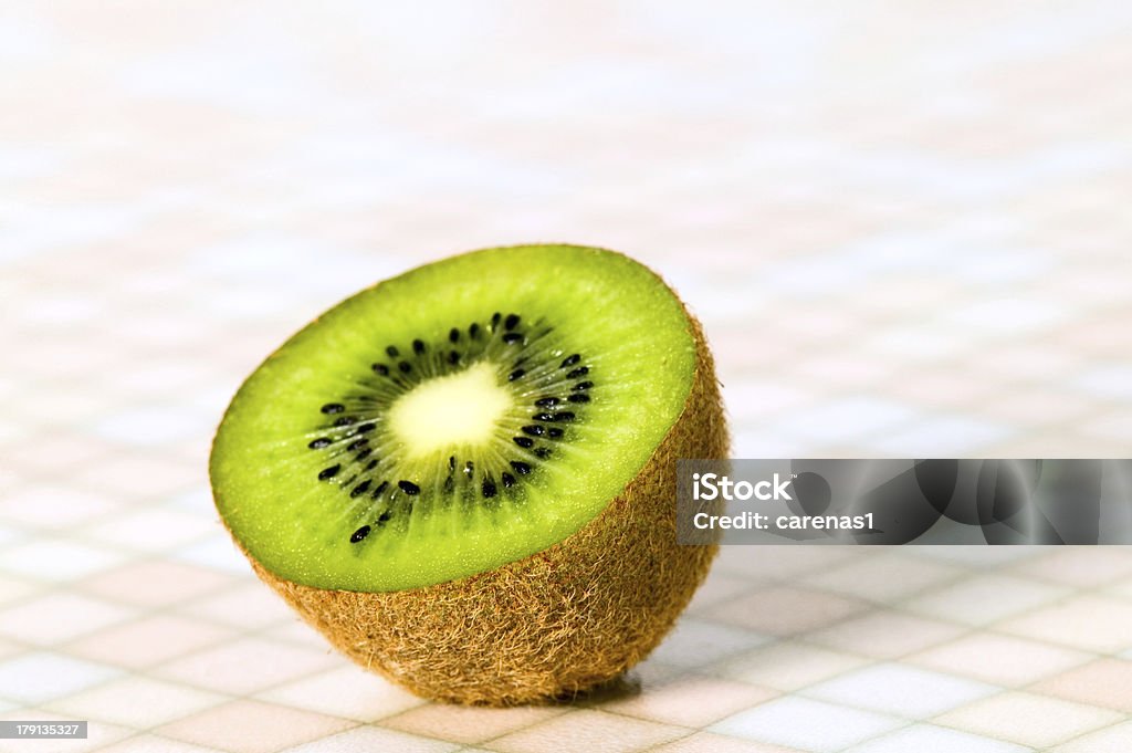 Verde abertura de frutas kiwi en la tabla - Foto de stock de Alimento libre de derechos