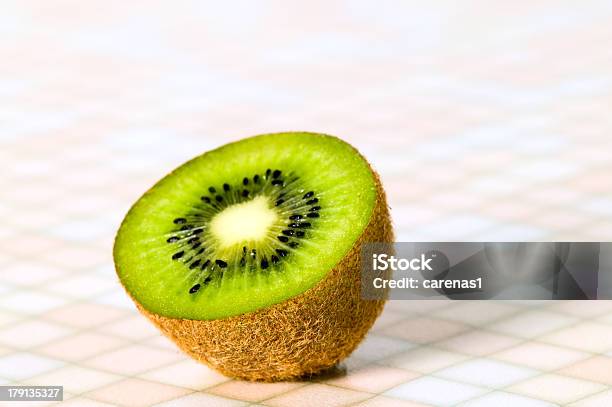 Verde Abertura De Frutas Kiwi En La Tabla Foto de stock y más banco de imágenes de Alimento - Alimento, Clima tropical, Color - Tipo de imagen