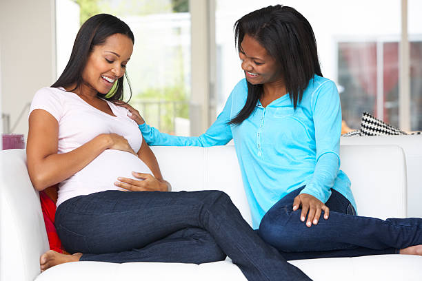 donna incinta in casa di un amico visita - baby shower women home interior indoors foto e immagini stock