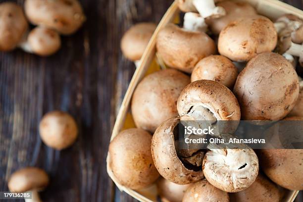 Photo libre de droit de Champignons Dans Un Panier Sur Dark Repasser banque d'images et plus d'images libres de droit de Champignon comestible - Champignon comestible, Champignon, Marron - Couleur