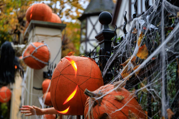страшные украшения на хэллоуин на заборе. польша - door front door carving symbol стоковые фото и изображения