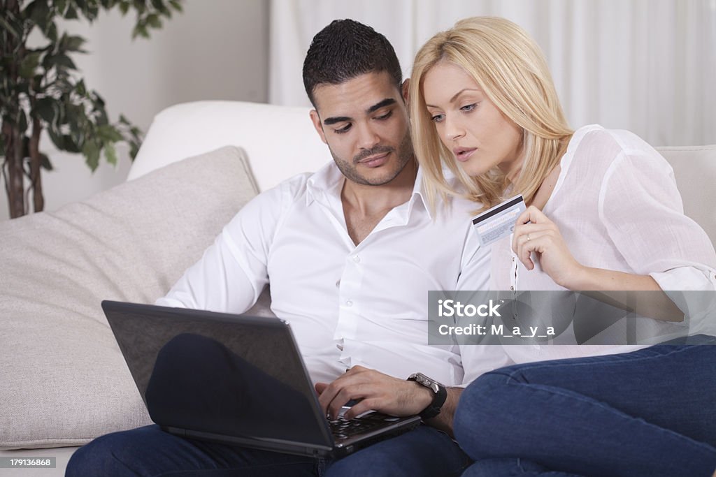 Pareja joven de compras a internet de alta velocidad - Foto de stock de 20 a 29 años libre de derechos