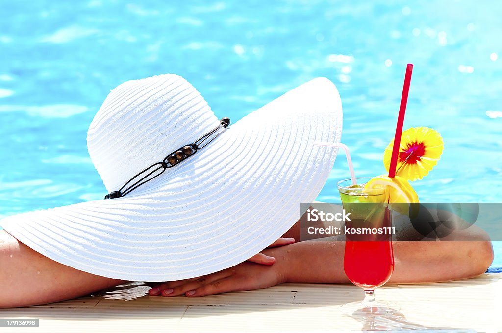 Mädchen in einem großen weißen Hut ruhen den pool - Lizenzfrei Frauen Stock-Foto