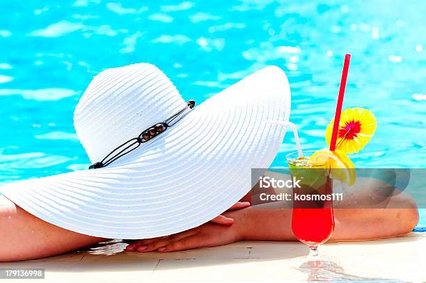 Mädchen In Einem Großen Weißen Hut Ruhen Den Pool Stockfoto und mehr Bilder von Frauen - Frauen, Schönheit, Sommer