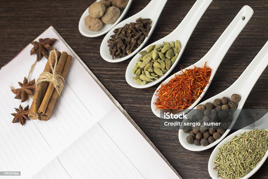 Livre de cuisine avec divers des épices - Photo de Aliment libre de droits