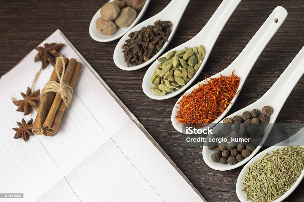 Кухня книга с различными из специй - Стоковые фото Азиатская культура роялти-фри
