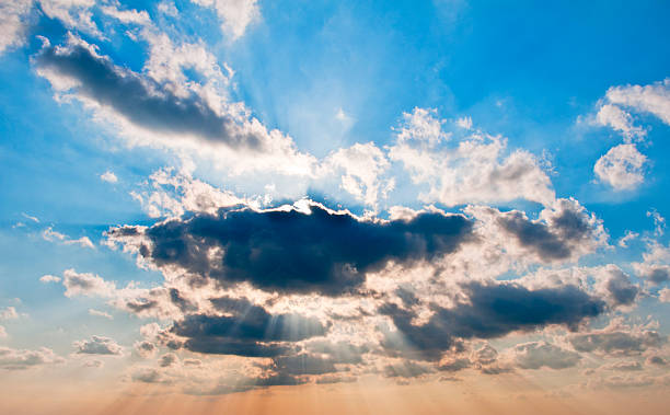 paisagem com nuvens - every cloud has a silver lining imagens e fotografias de stock
