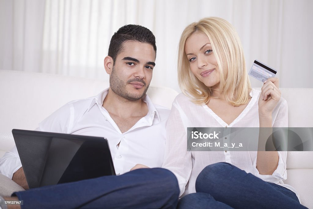 Giovane coppia di acquisti su internet - Foto stock royalty-free di Abbigliamento casual