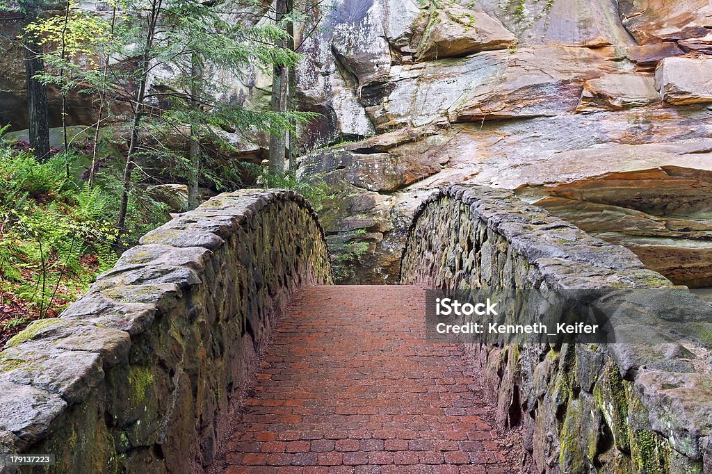 Stone y ladrillo puente peatonal en Old Man'cueva - Foto de stock de Cueva libre de derechos