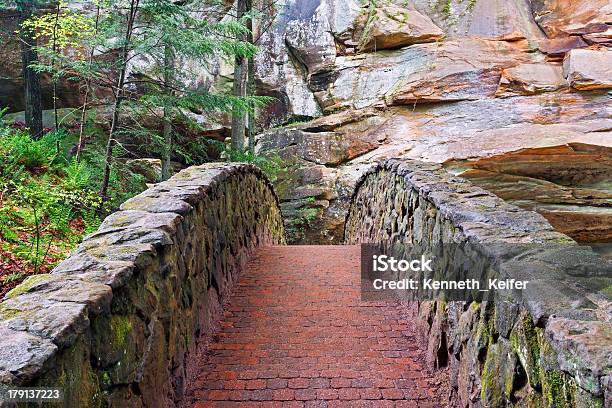 Stone Y Ladrillo Puente Peatonal En Old Mancueva Foto de stock y más banco de imágenes de Cueva - Cueva, Ohio, Tercera edad