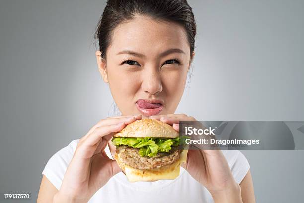 Lecker Stockfoto und mehr Bilder von Burger - Burger, Halten, Asiatischer und Indischer Abstammung