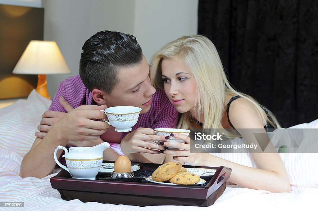 Prima colazione a letto - Foto stock royalty-free di Adulto
