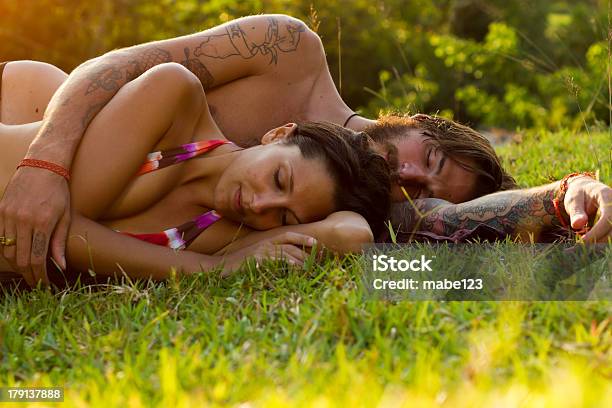 Casal Em Prado - Fotografias de stock e mais imagens de Nadar - Nadar, Homens, Lago